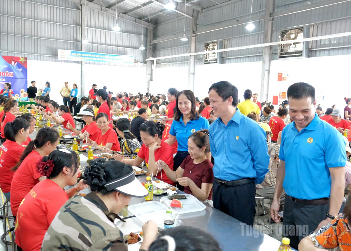 Các đại biểu tham dự Chương trình “Bữa cơm công đoàn” của Công ty TNHH sản xuất giầy Chung Jye Tuyên Quang.