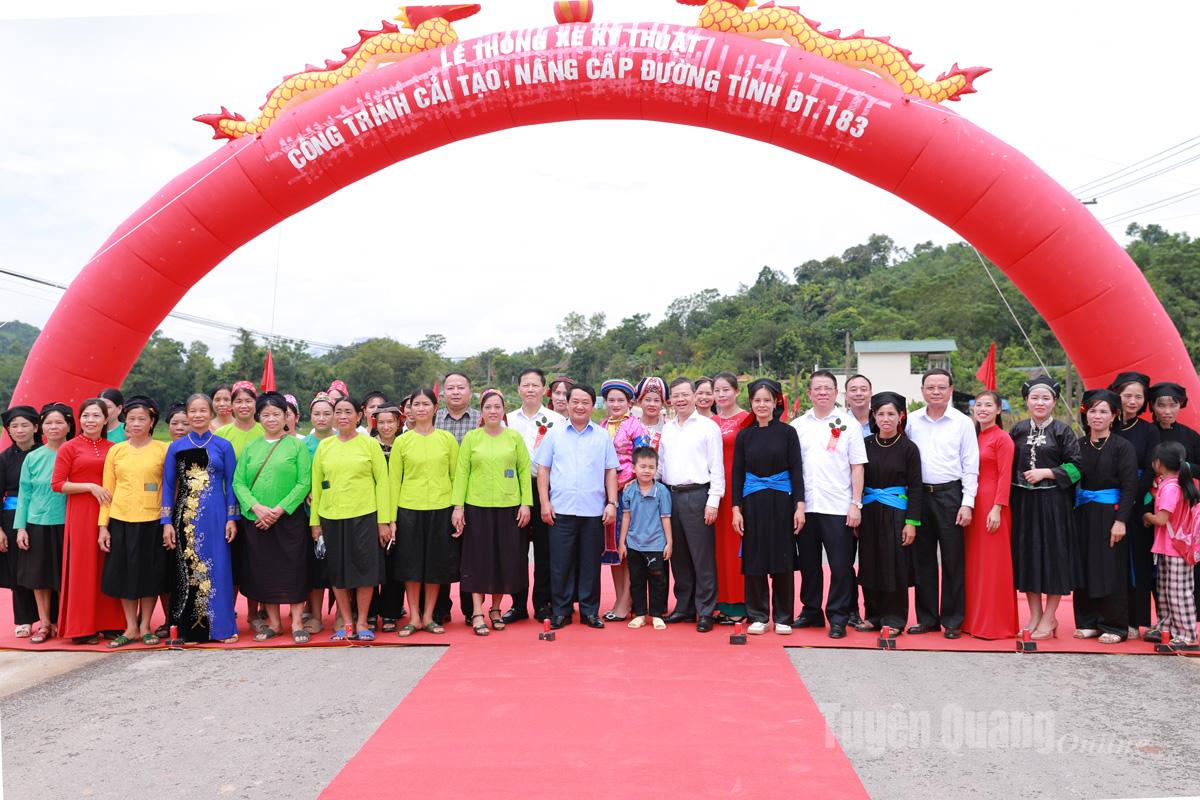 Các đồng chí lãnh đạo tỉnh chụp ảnh lưu niệm với bà con nhân dân trên tuyến đường tỉnh 183.