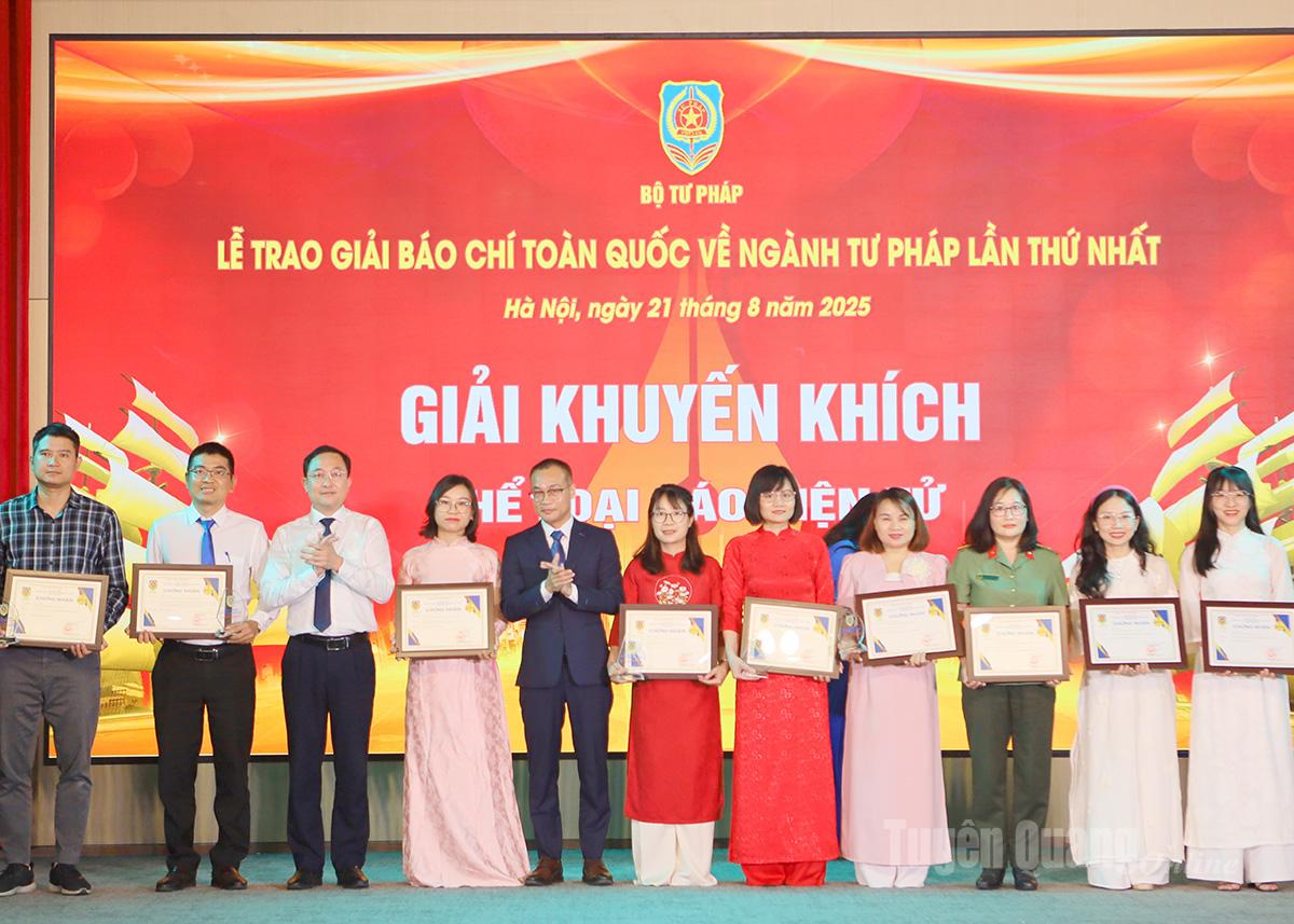 Báo và phát thanh, truyền hình Tuyên Quang đoạt giải Khuyến khích Giải báo chí toàn quốc về ngành Tư pháp.