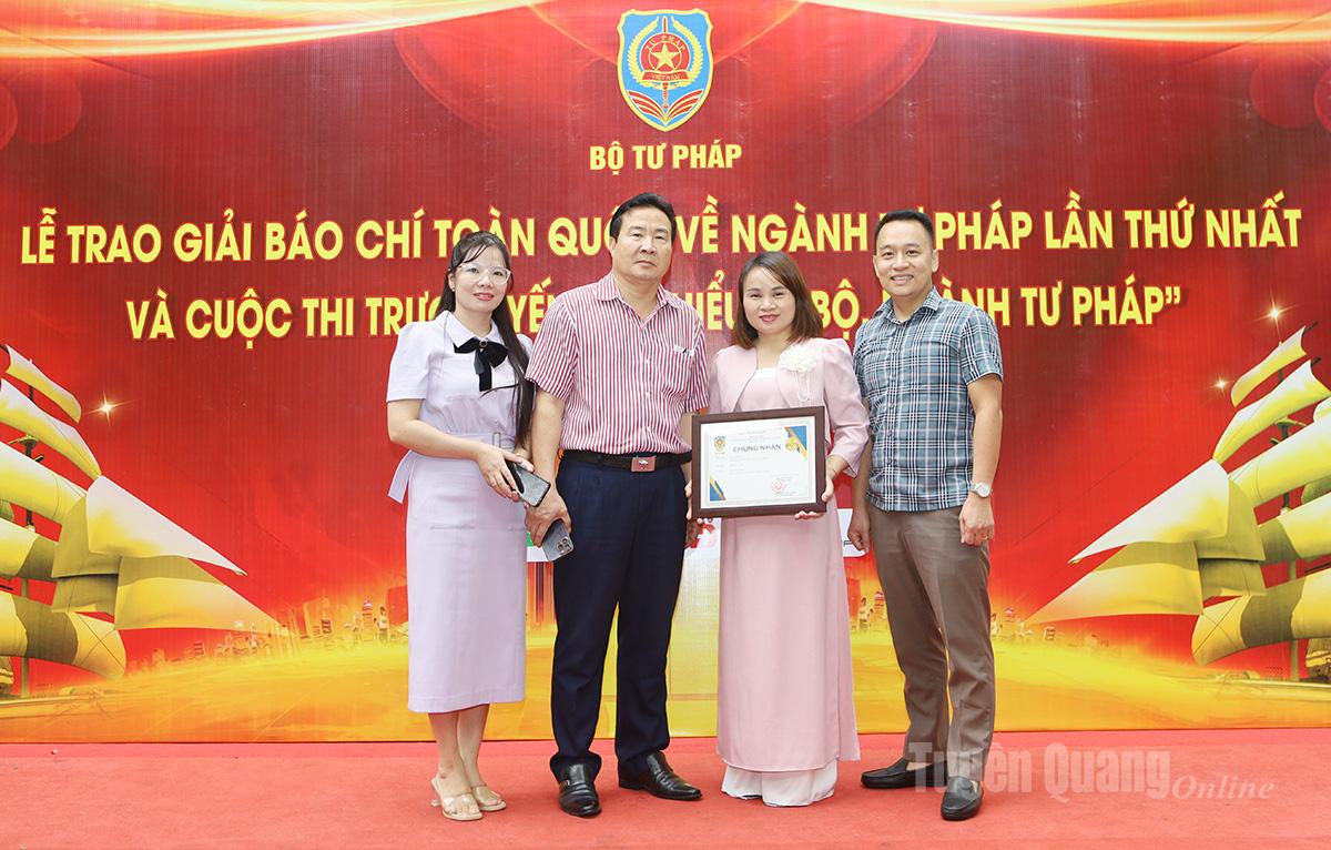 Lãnh đạo, phóng viên Báo và phát thanh, truyền hình Tuyên Quang cùng tác giả Biện Thị Luân.
