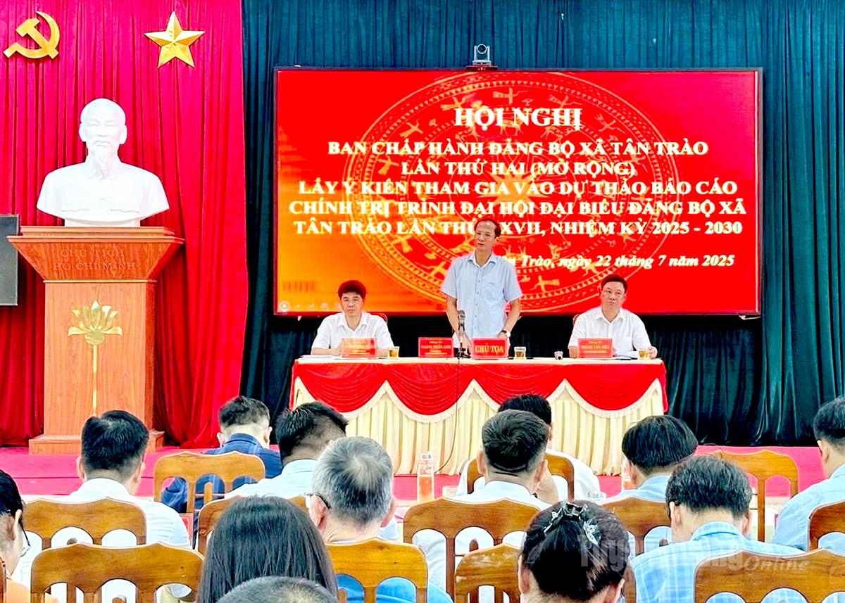 Đồng chí Giang Tuấn Anh,
Bí thư Đảng ủy,
Chủ tịch HĐND xã Tân Trào chủ trì Hội nghị BCH Đảng bộ xã Tân Trào (mở rộng).