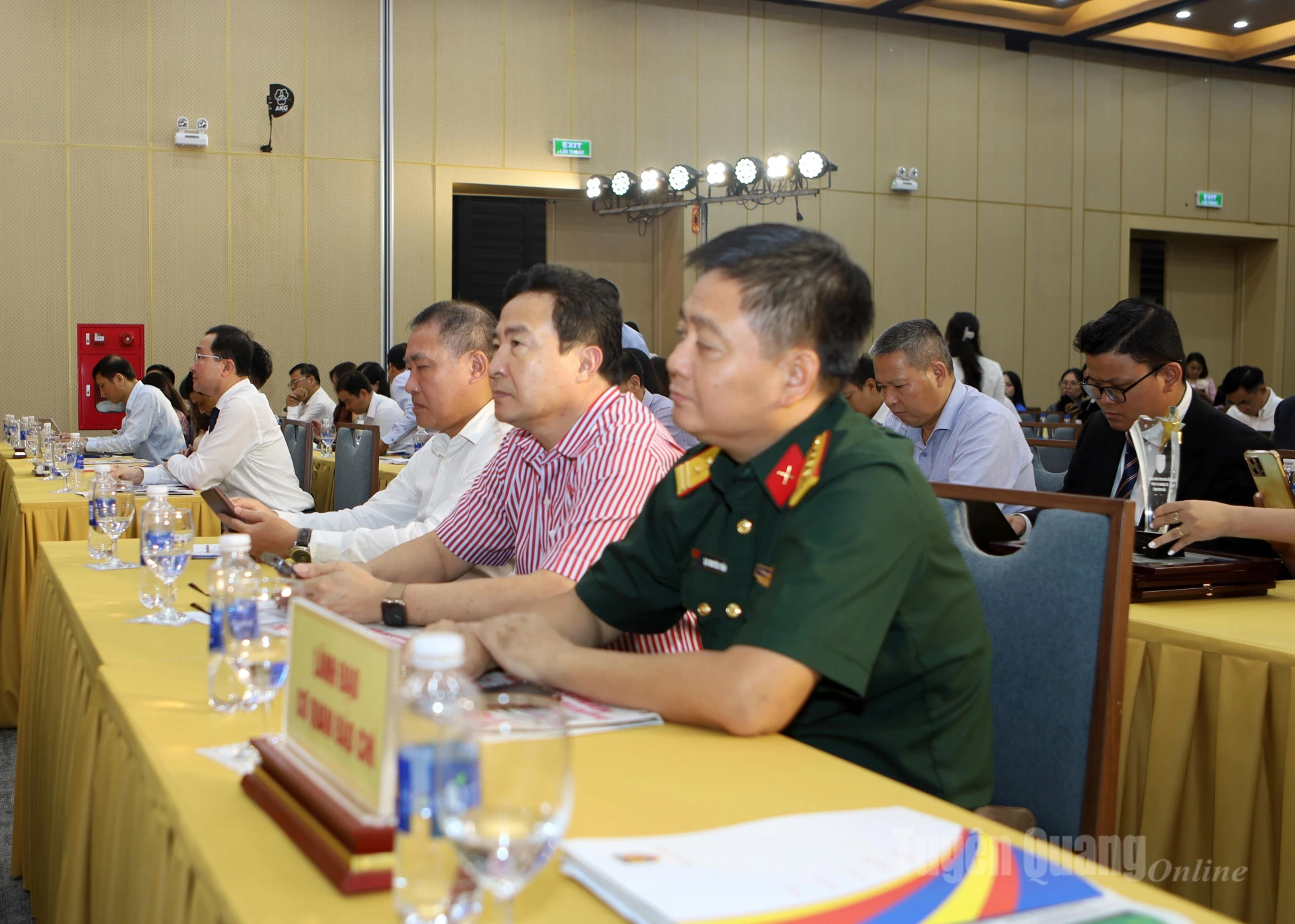 Đồng chí Phó Tổng Biên tập Báo và phát thanh, truyền hình Tuyên Quang Nguyễn Bình Minh (thứ 2 từ phải sang) dự Lễ trao giải.