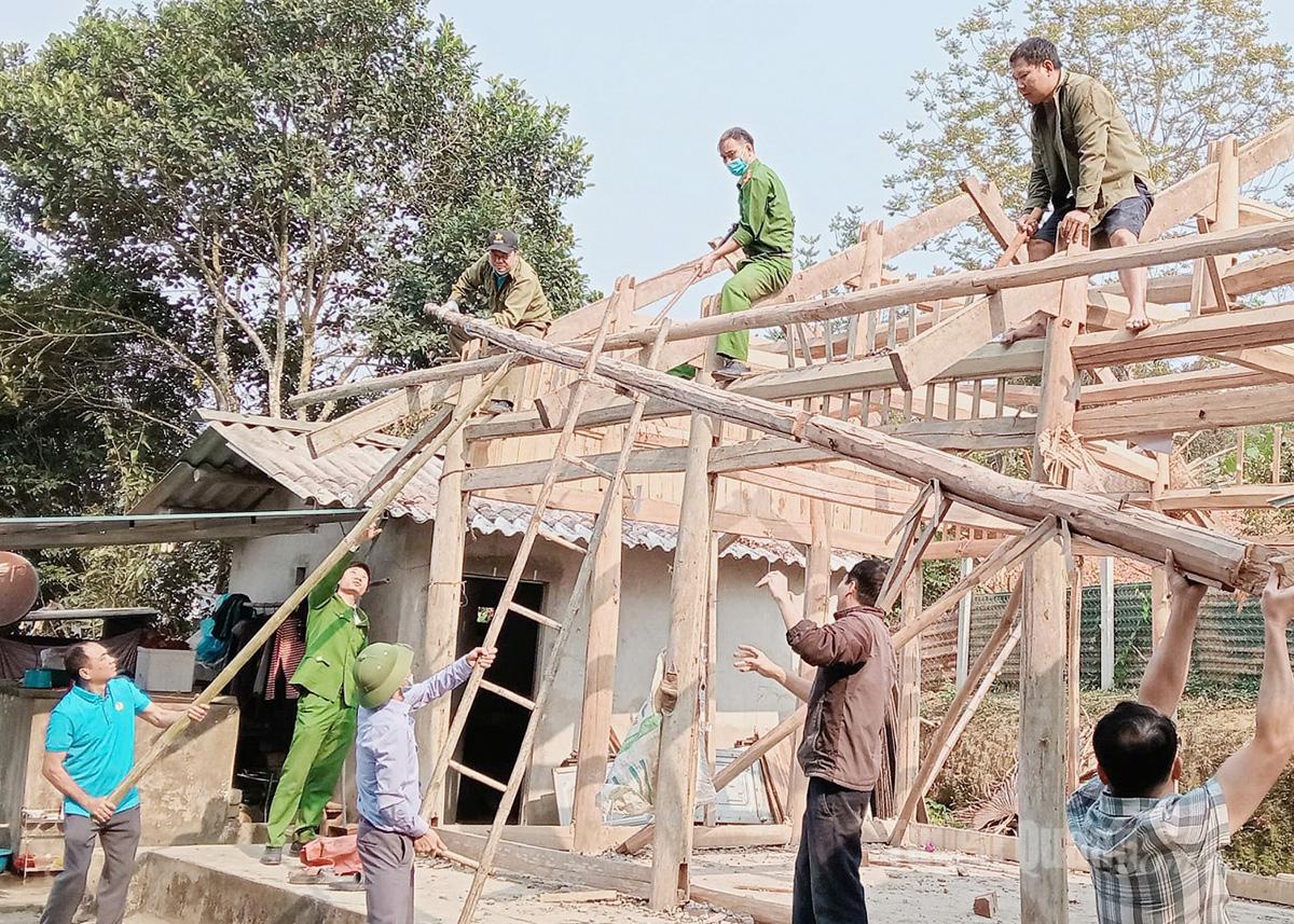 Local authorities of Chiem Hoa commune help people to construct their houses.