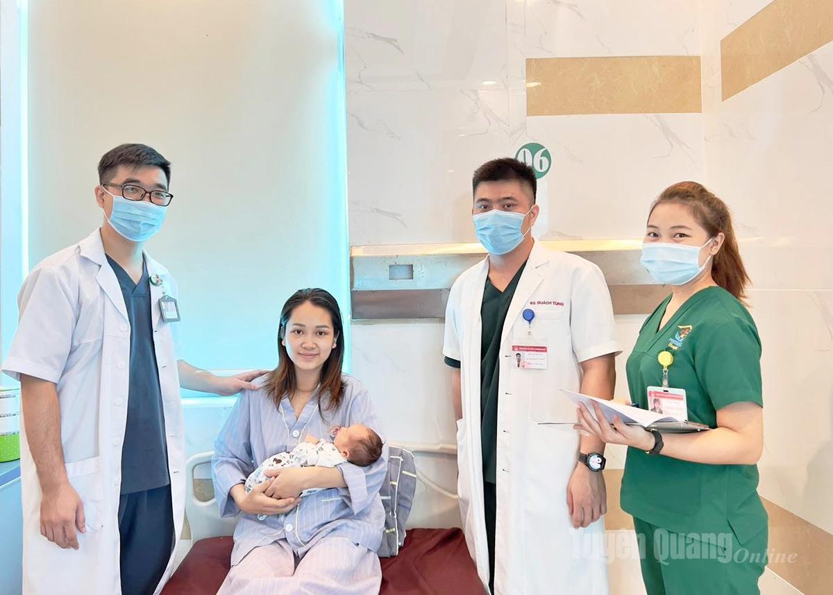 Bác sỹ Bệnh viện Đa khoa Phương Bắc tư vấn dinh dưỡng cho sản phụ sau sinh.