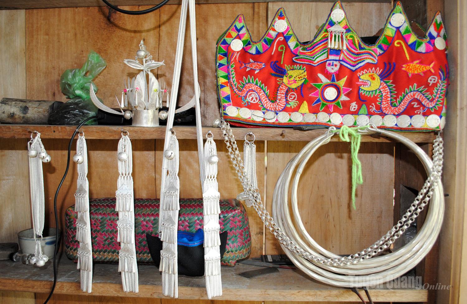 For the Dao people, traditional silver jewelry sets feature intricate motifs such as fish scales, flowers, butterfly wings, or flocks of flying birds, etc. Each is imbued with spiritual meaning and the community’s wish for peace and prosperity.