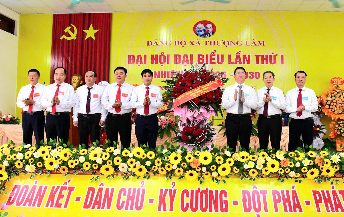 Đồng chí Trần Mạnh Lợi, Ủy viên Ban Thường vụ Tỉnh ủy, Trưởng ban Tuyên giáo và Dân vận Tỉnh ủy và lãnh đạo các sở, ngành của tỉnh tặng hoa chức mừng Đại hội. Ảnh: Minh Hoa