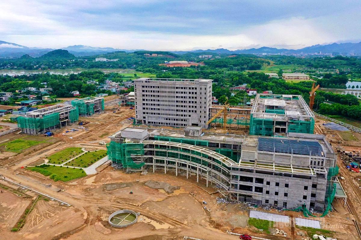 From above, the Tuyen Quang General Hospital project appears as a modern architectural complex nearing completion, promising to become a leading medical center in the region. At this time, workers are also busy completing the hospital’s courtyard and landscape.