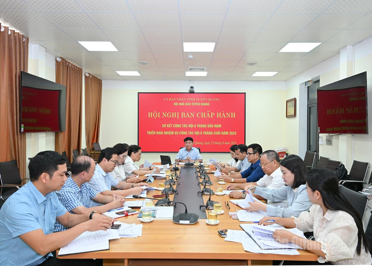 Các đại biểu dự hội nghị Ban Chấp hành Hội Nhà báo tỉnh.