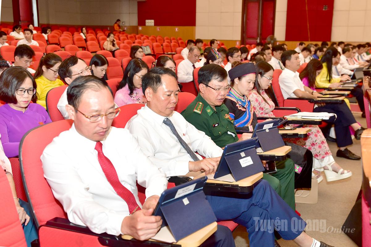 Đại biểu HĐND tỉnh tại kỳ họp.
