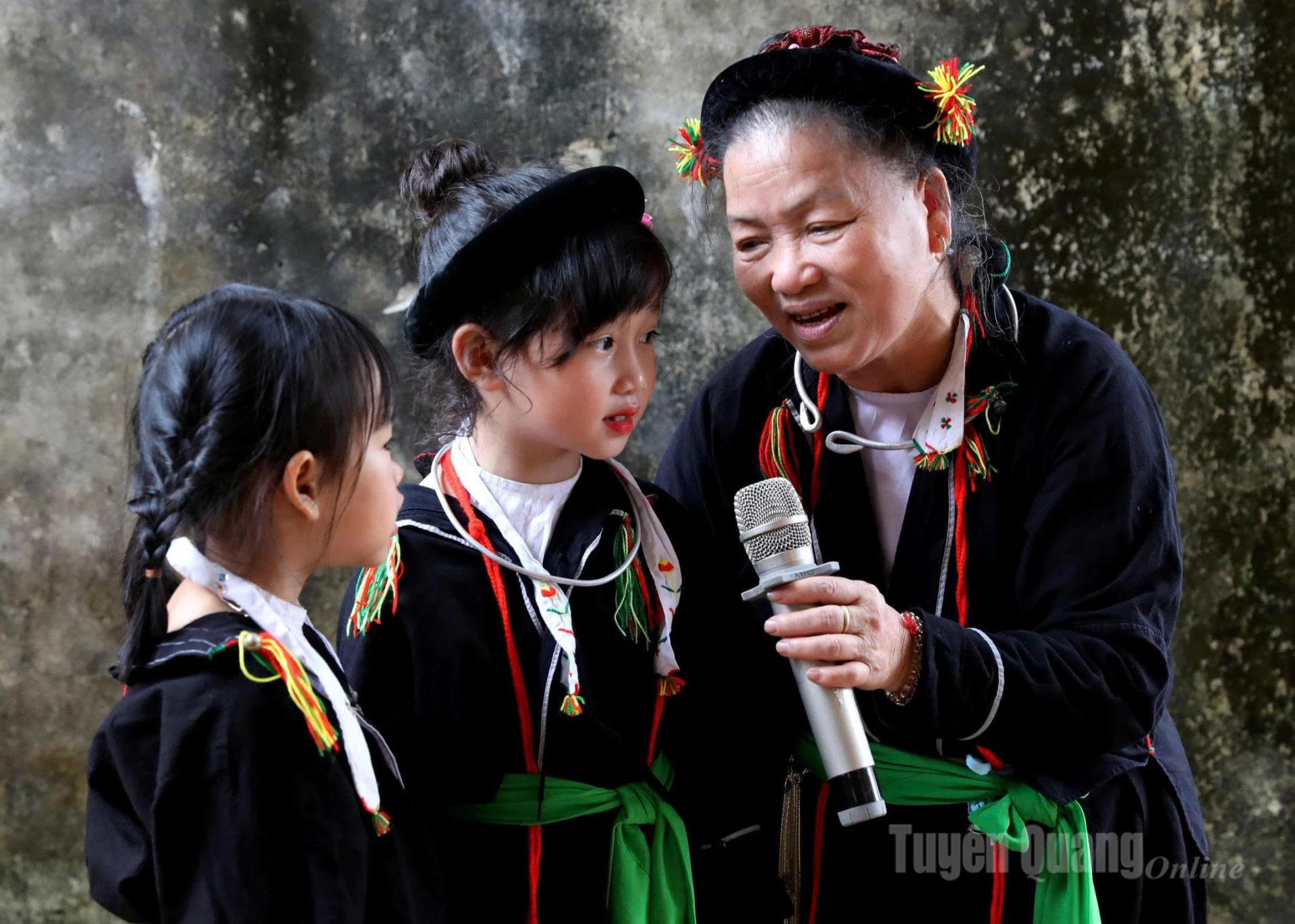 Artist Nguyen Hong Chinh teaches children to sing Soong Co melodies.