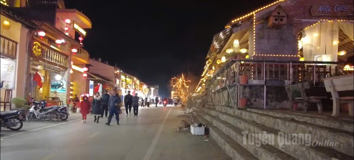Một góc Phố cổ Đồng Văn về đêm.