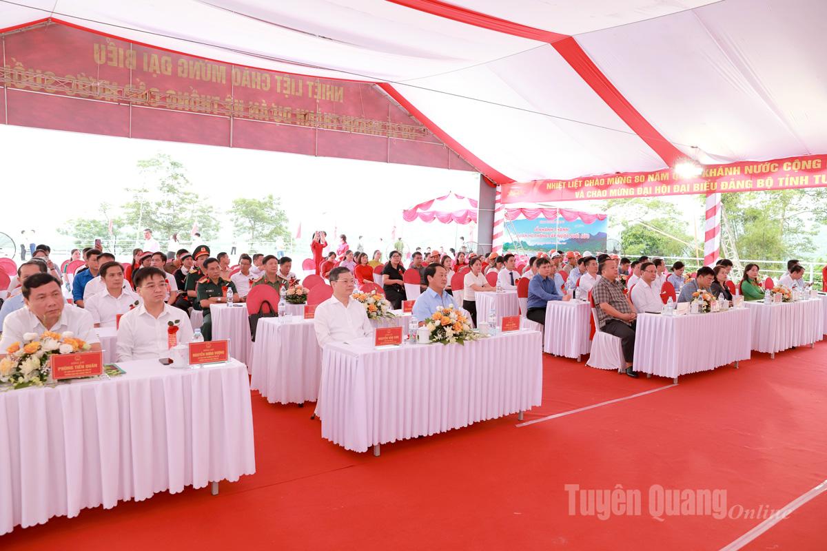 Các đại biểu dự buổi lễ.