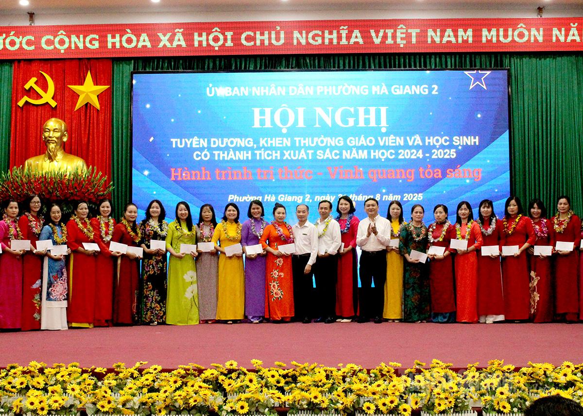 Lãnh đạo UBND Phường Hà Giang 2 trao Giấy khen cho các thầy cô giáo dạy giỏi cấp tỉnh và cấp thành phố.