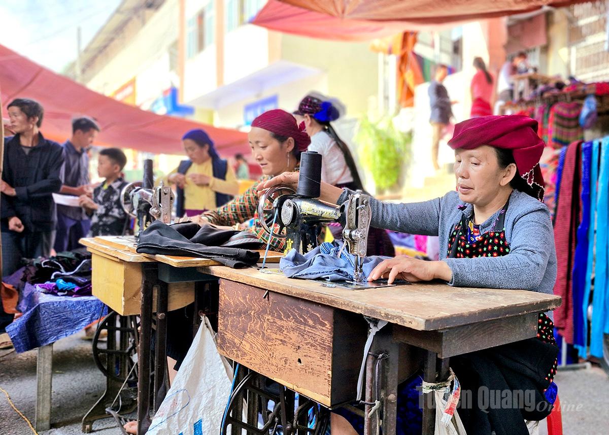 Nghề may trang phục truyền thống được đồng bào dân tộc xã Mèo Vạc gìn giữ tại phiên chợ.