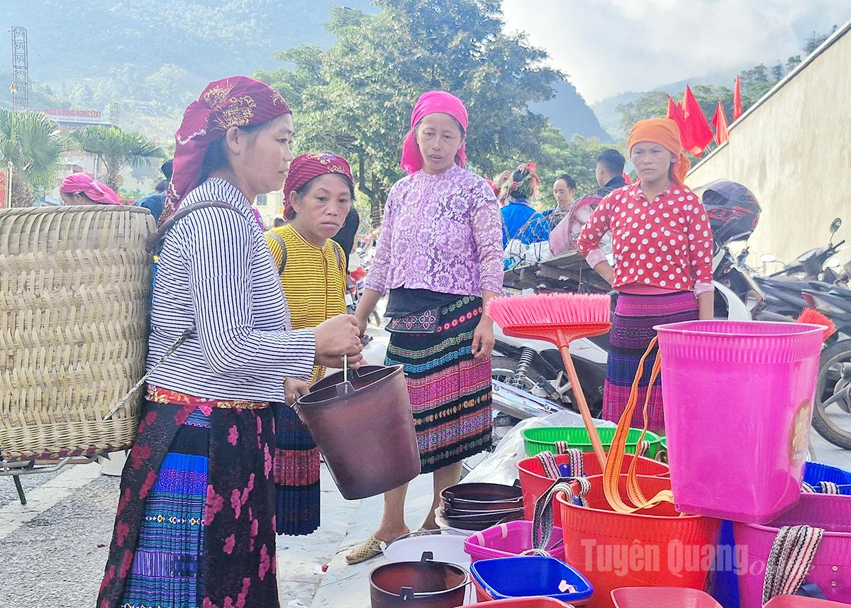 Người dân lựa chọn mua các sản phẩm tại phiên chợ.
