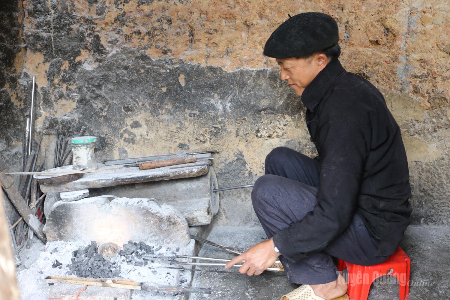 In Lao Xa hamlet, Sa Phin commune, a silver furnace over 100 years old still burns in the home of Mong artisan Mua Se Sinh, passed down from his forefathers.