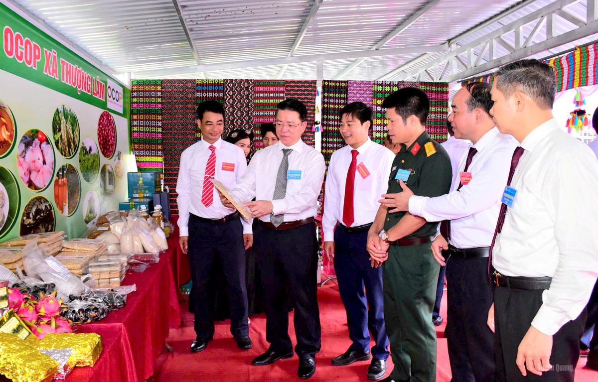 Đại biểu tham quan gian trưng bày các sảm phẩm đặc sản của xã Thượng Lâm. Ảnh: Minh Hoa