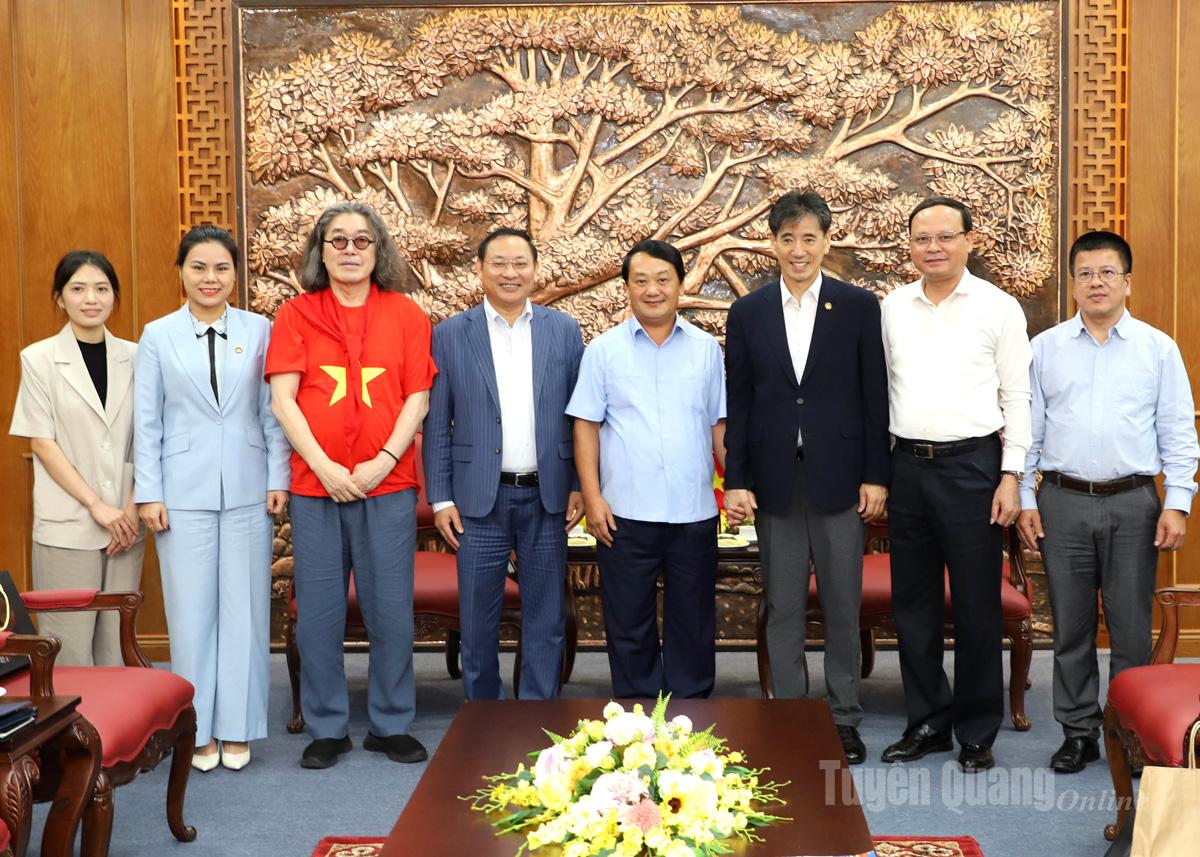 Bí thư Tỉnh ủy Hầu A Lềnh chụp ảnh lưu niệm với đoàn công tác của Hiệp hội Kinh tế và Văn hóa Hàn – Việt và Công ty cổ phần Kosy.