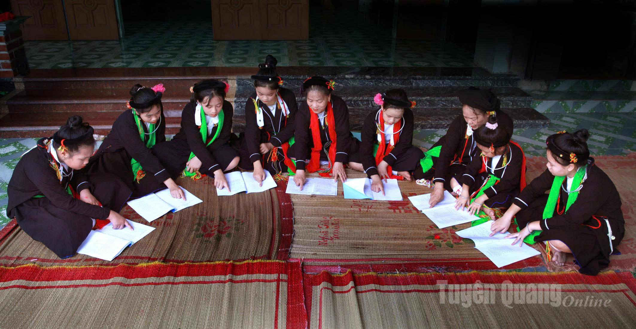 A San Diu language class is held at artist Nguyen Hong Chinh’s house.