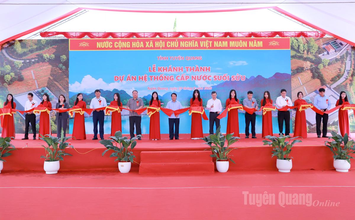 Các đồng chí lãnh đạo tỉnh thực hiện nghi thức cắt băng Khánh thành Hệ thống cấp nước Suối Sửu.