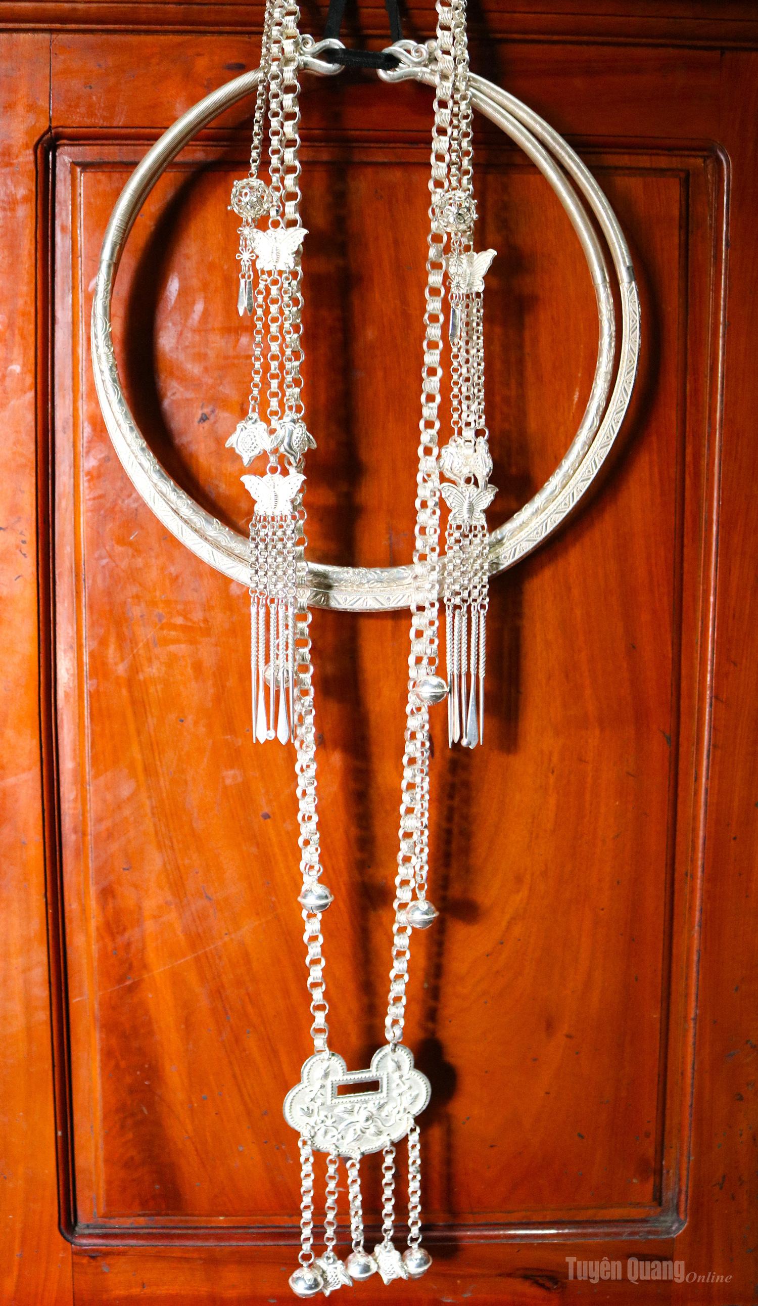 A set of jewelry of H’mong women’s necklaces has been completed.