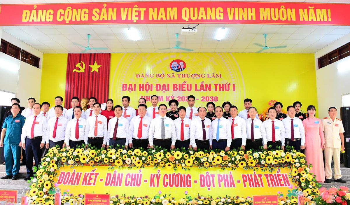 Các đại biểu chụp ảnh lưu niệm cùng BCH Đảng bộ xã Thượng Lâm nhiệm kỳ 2025-2030. Ảnh: Minh Hoa