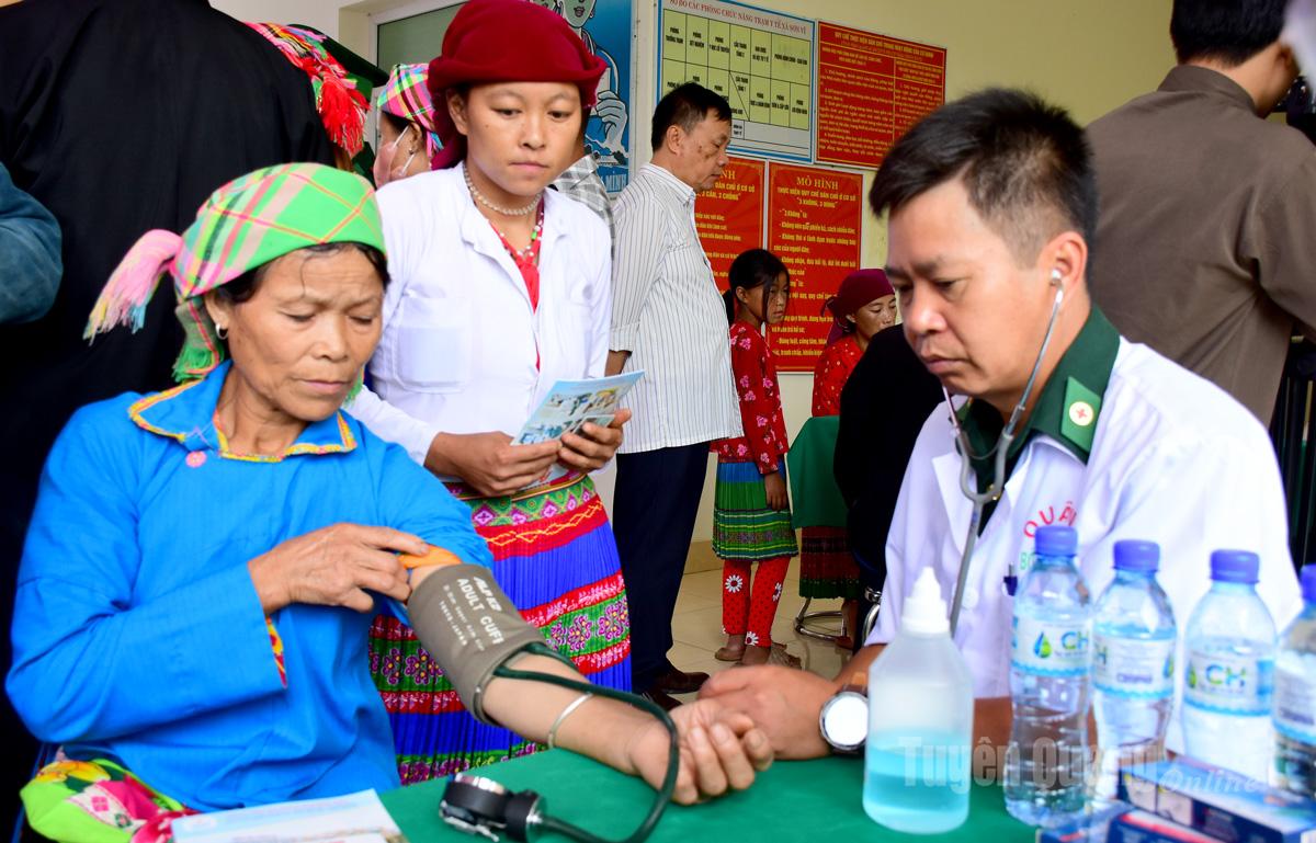 Military medical officers from Son Vi Border Guard Station provided health check-ups for residents under the program.