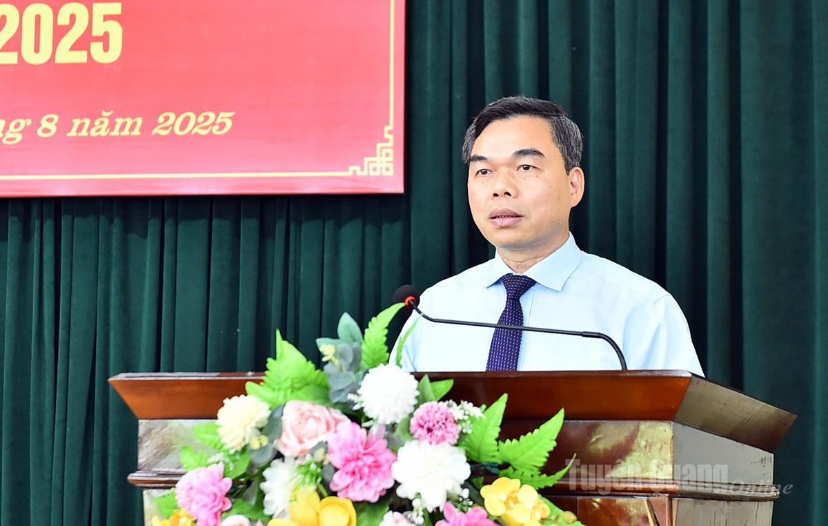 Đồng chí Ma Thế Hồng, Phó Bí thư Tỉnh ủy, Chủ tịch Ủy ban MTTQ tỉnh phát biểu chúc mừng các đảng viên Đảng bộ phường An Tường.