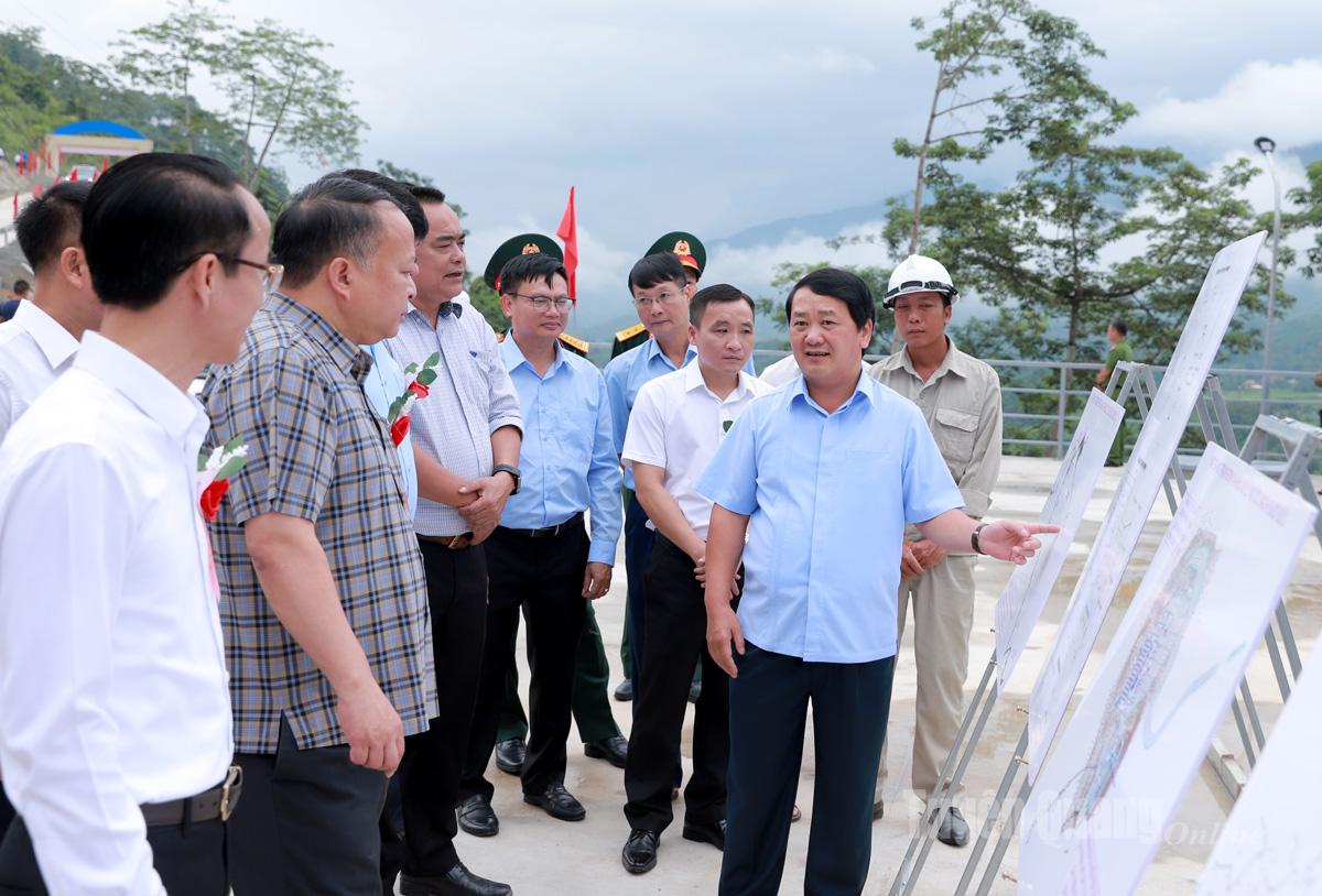 Bí thư Tỉnh ủy Hầu A Lềnh cùng các đồng chí lãnh đạo tỉnh xem phối cảnh toàn cảnh Hế thống cấp nước Suối Sửu.