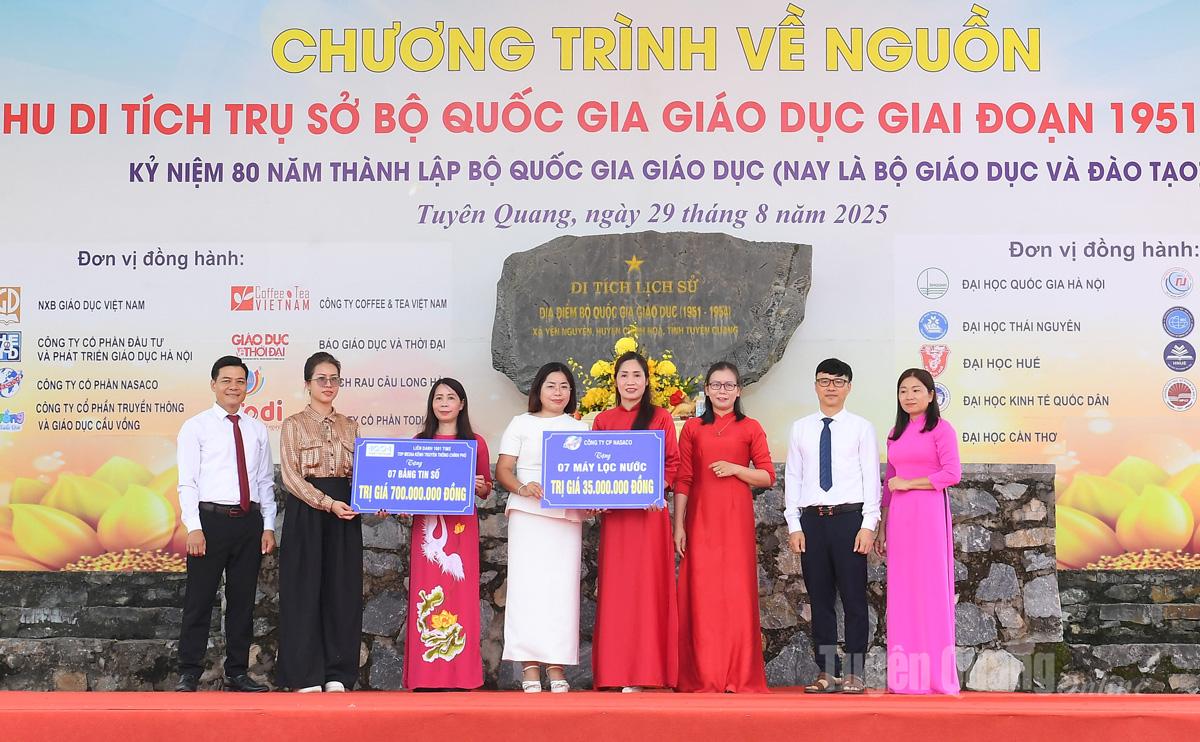 Đại diện các đơn vị, doanh nghiệp tặng quà cho các trường.