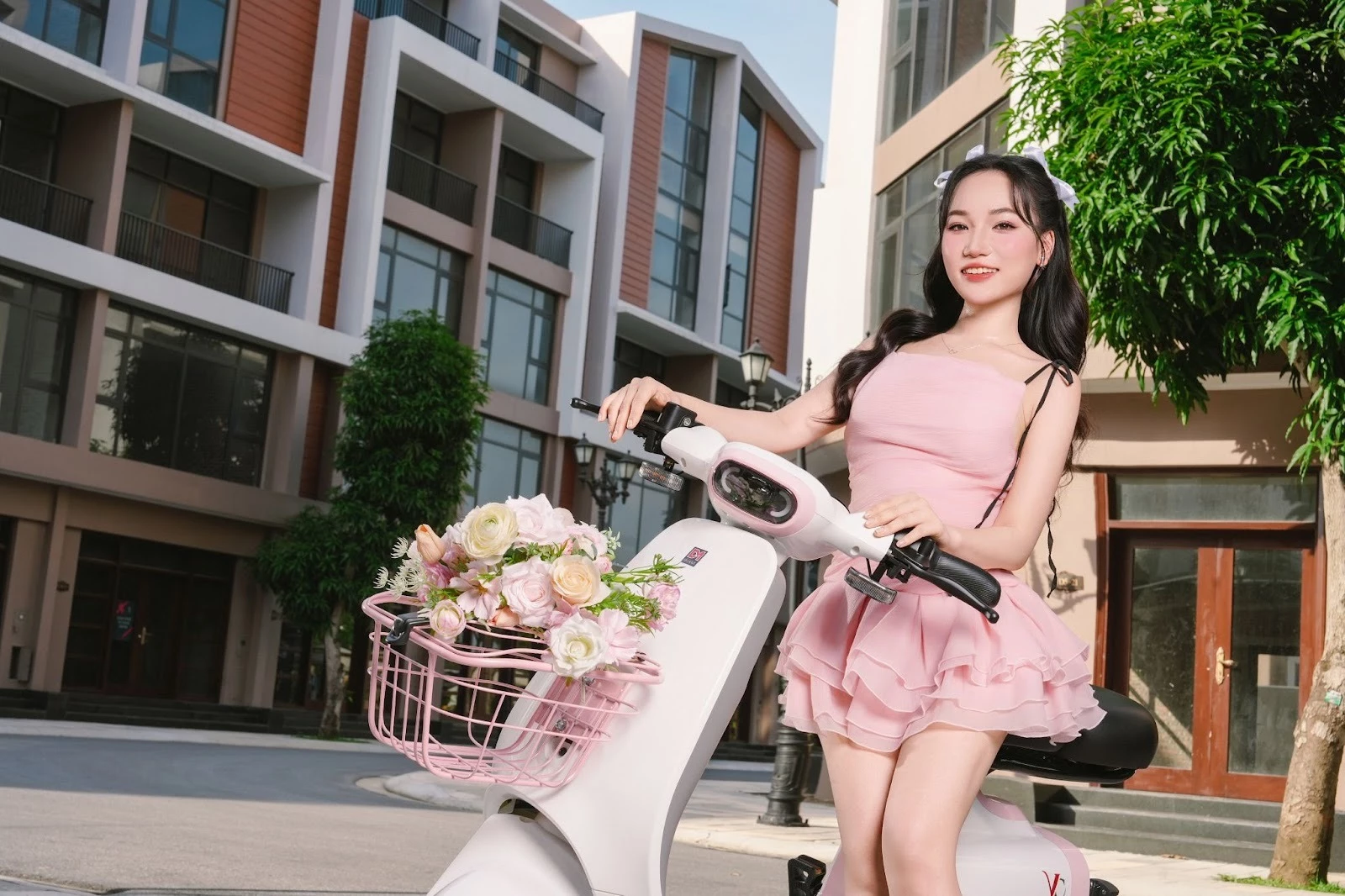 Xe điện OSAKAR VC gây ấn tượng với thiết kế trẻ trung, mặt nạ trước bo cong mềm mại và bảng màu trendy, phù hợp với các bạn nữ sinh phong cách.