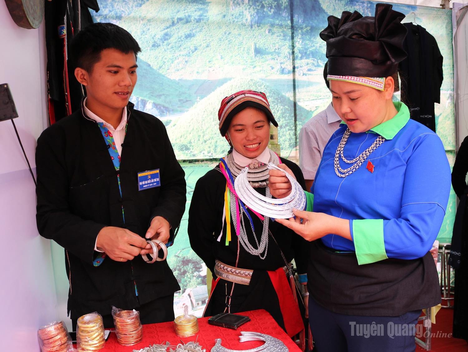 At local fairs, people select from a dazzling array of silver ornaments. A complete traditional jewelry set for a woman includes necklaces, bracelets, rings, hairpins, blouse chains, and betel-nut hooks with a value ranging from VND50 million to VND60 million.
