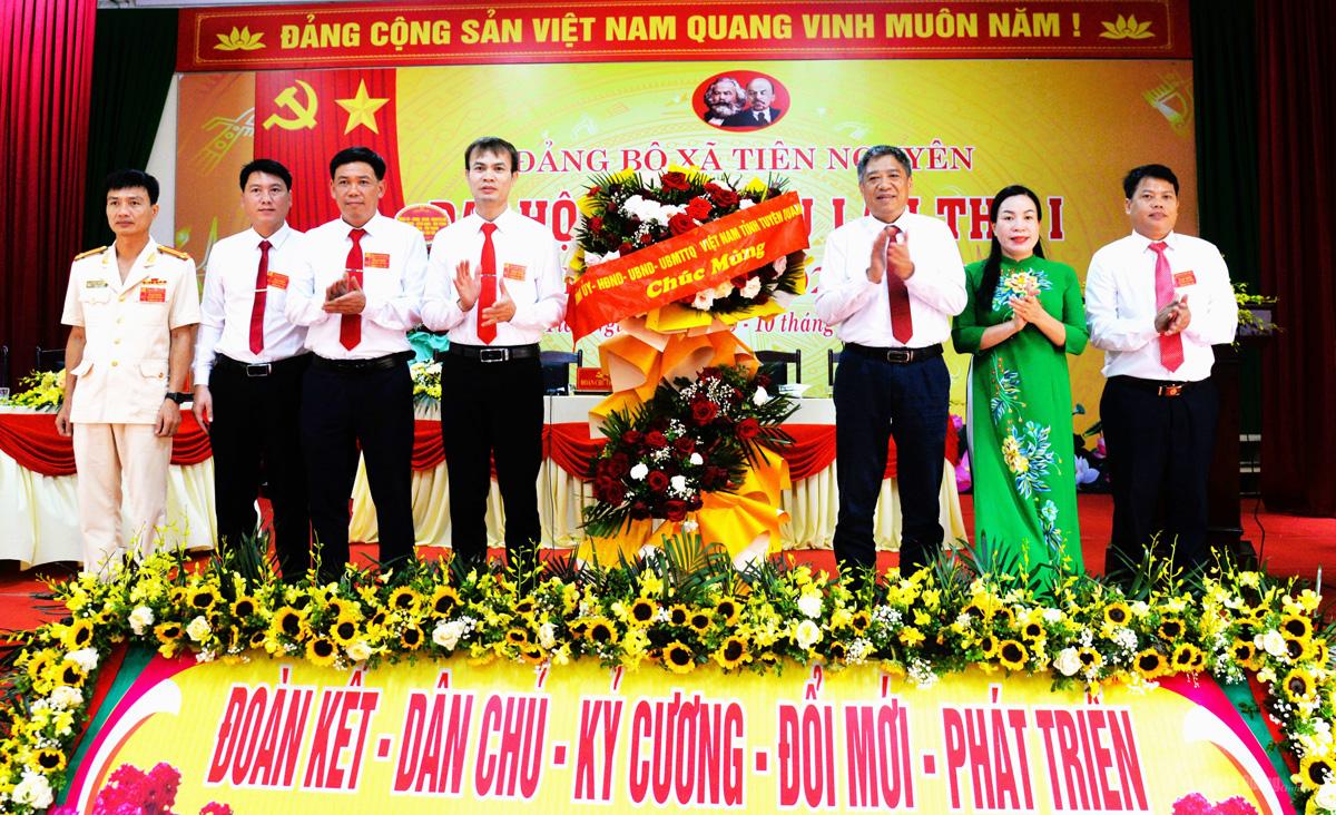 Đồng chí Phó Bí thư chuyên trách Đảng ủy các cơ quan Đảng tỉnh Nguyễn Hồng Trang tặng hoa chúc mừng Đại hội. Ảnh: Mộc Lan