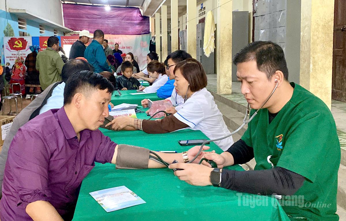 Medical staff from Phuong Bac General Hospital conducted health check-ups for residents of Lung Van Chai hamlet, Son Vi commune, under the program.