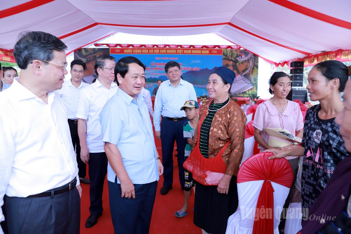 Bí thư Tỉnh uỷ Hầu A Lềnh và Phó Bí thư Tỉnh ủy, Chủ tịch HĐND tỉnh Nguyễn Văn Sơn trò chuyện với bà con xóm Lùng Châu, phường Hà Giang 2 dự Lễ Khánh thành Hệ thống cấp nước Suối Sửu.