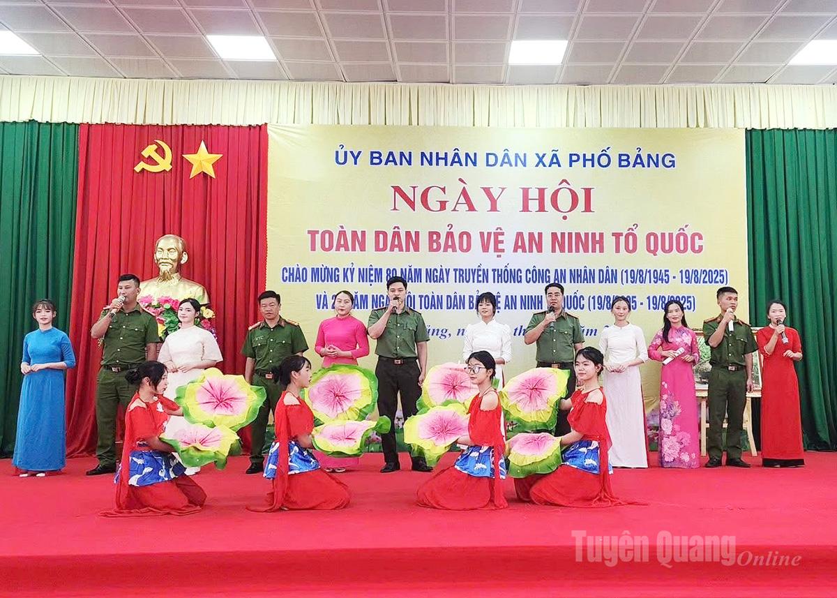 Một tiết mục văn nghệ trong Ngày hội Toàn dân bảo vệ ANTQ ở xã Phố Bảng.