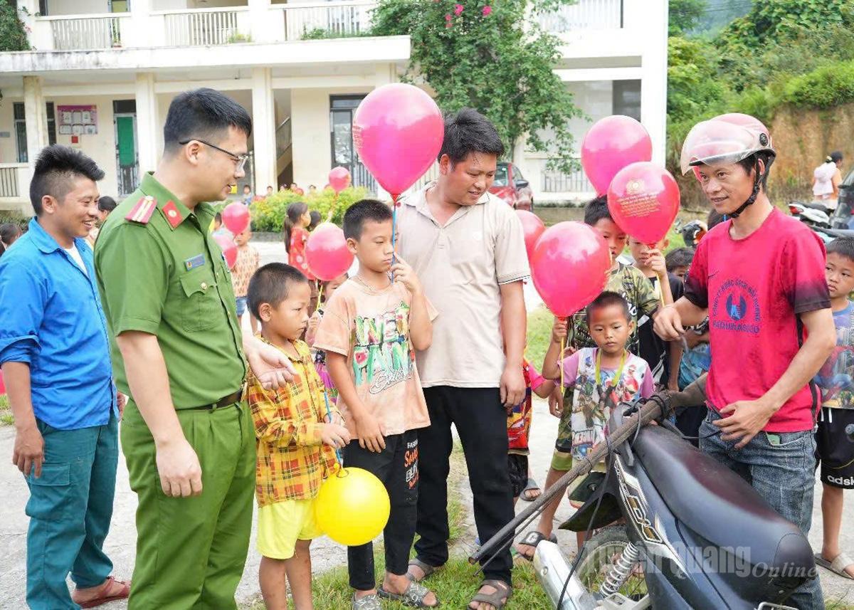 Công an xã Thuận Hòa phối hợp với Phòng Cảnh sát hình sự tổ chức tuyên truyền phòng chống mua bán người.