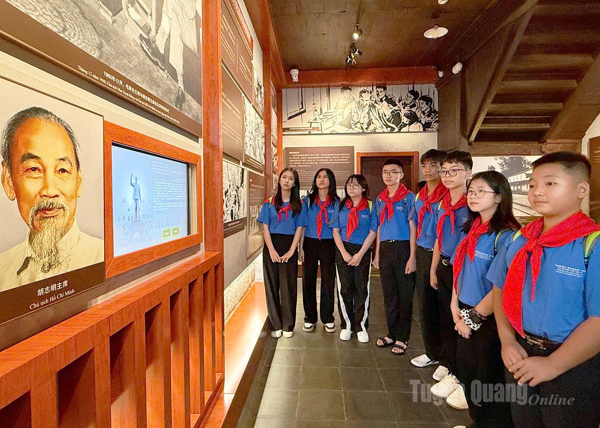 Đoàn đại biểu Thanh thiếu niên tỉnh Tuyên Quang tham quan Khu di tích Chủ tịch Hồ Chí Minh tại thành phố Côn Minh, tỉnh Vân Nam (Trung Quốc).