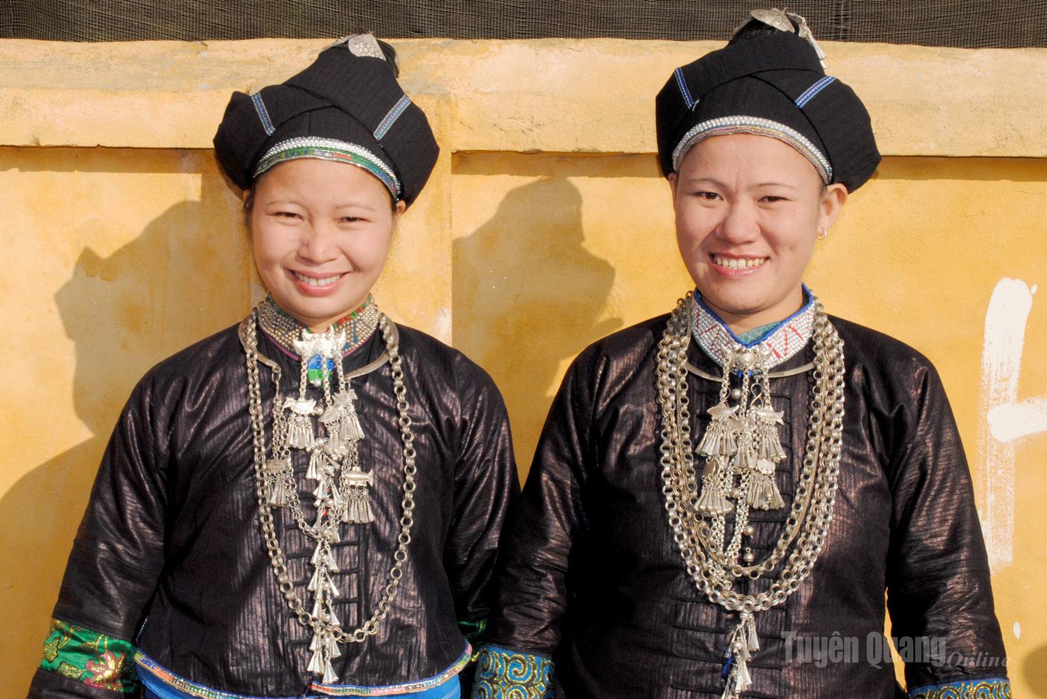 Silver adornments are a highlight of ethnic festivals. Co Lao women wear them during the Lunar New Year, each handcrafted set reflecting the unique craftsmanship and aesthetic of their community.