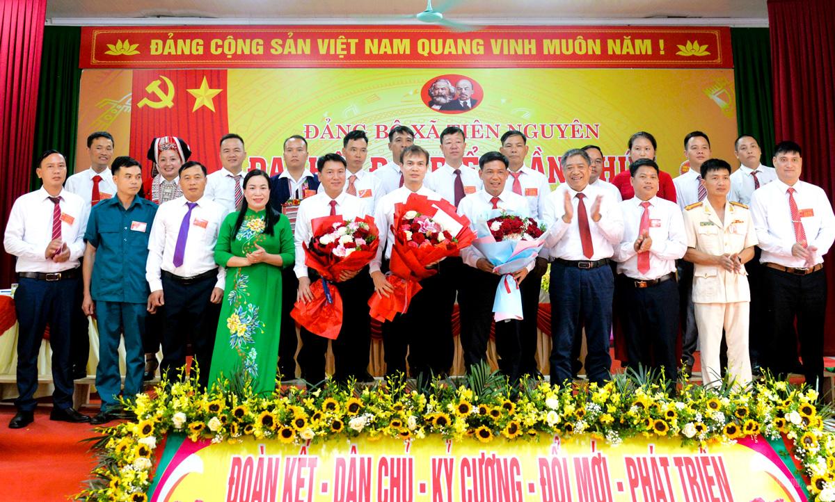 Đồng chí Phó Bí thư chuyên trách Đảng ủy các cơ quan Đảng tỉnh Nguyễn Hồng Trang chúc mừng các đồng chí tham gia Ban chấp hành Đảng bộ xã Tiên Nguyên lần thứ I, nhiệm kỳ 2025-2030. Ảnh: Mộc Lan