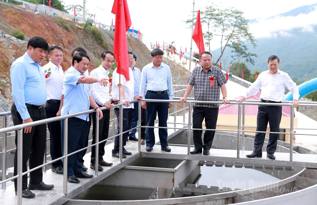 Các đồng chí lãnh đạo tỉnh kiểm tra hoạt động hệ thống lắng, lọc nước suối Sửu trước khi đưa vào bể chứa áp lực cấp về phường Hà Giang 1, 2.