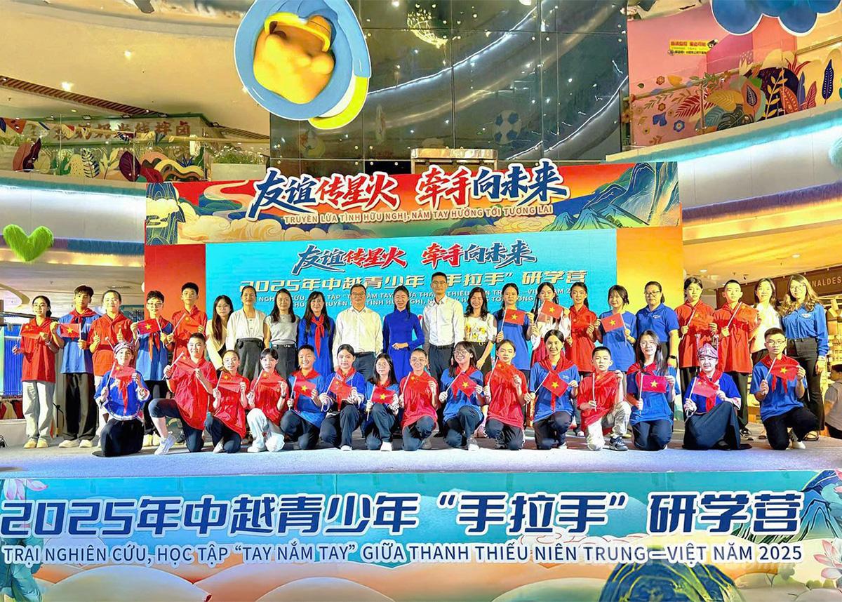 Các đại biểu chụp ảnh lưu niệm tại chương trình giao lưu.