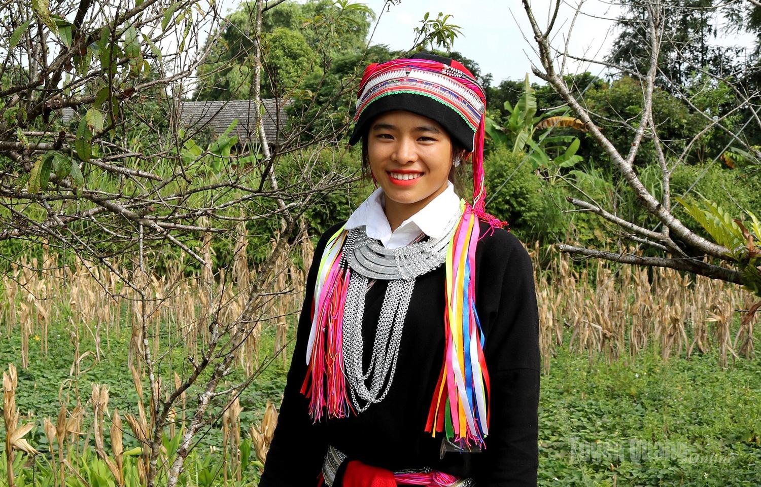 Dao girls pair silver jewelry with their traditional dresses, while young ethnic women across the highlands continue to cherish the glittering beauty of silver alongside their cultural attire.