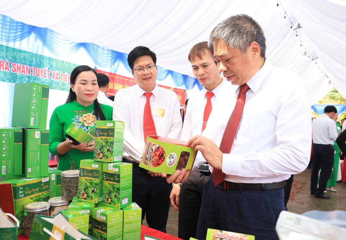 Phó Bí thư chuyên trách Đảng ủy các cơ quan Đảng tỉnh Nguyễn Hồng Trang tham quan sản phẩm OCOP xã Tiên Nguyên. Ảnh: Mộc Lan