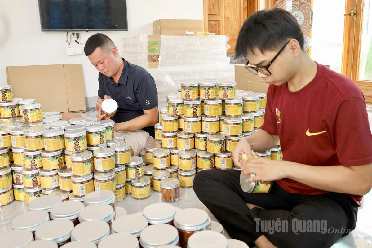Exported banana products are packaged and labelled to provide information in English.
