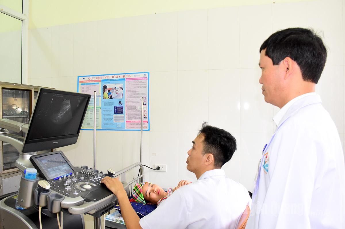 Modern medical equipment from Phuong Bac General Hospital was brought to Son Vi commune to serve ethnic people during the program.