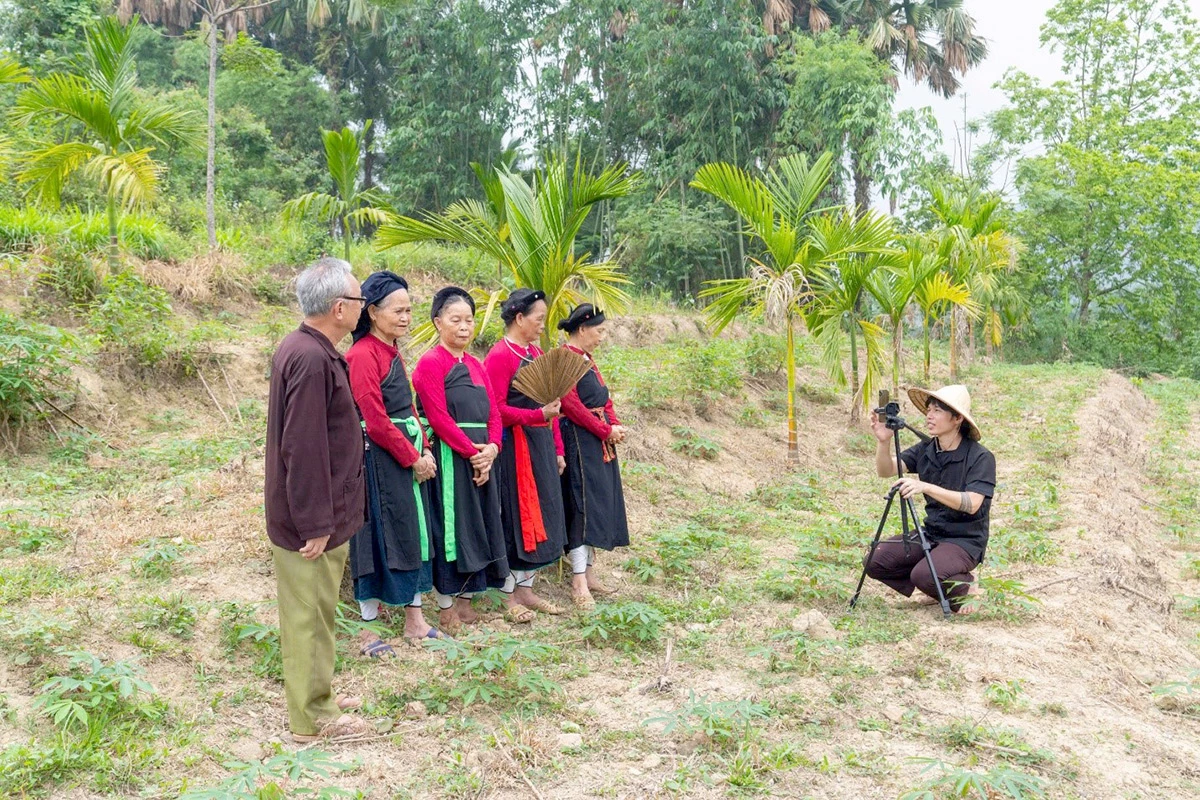 Tiktoker Hoàng Ngọc Hoàn sáng tạo video.