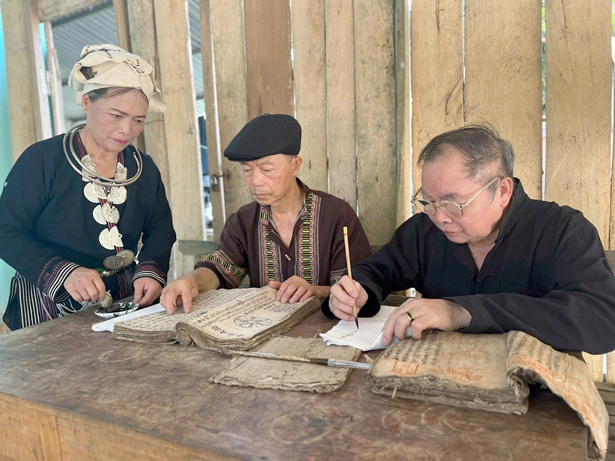 Ông Chu Tuần Ngân (ngoài cùng bên phải) cùng với các học trò thực hiện tin hoá chữ Nôm Dao.