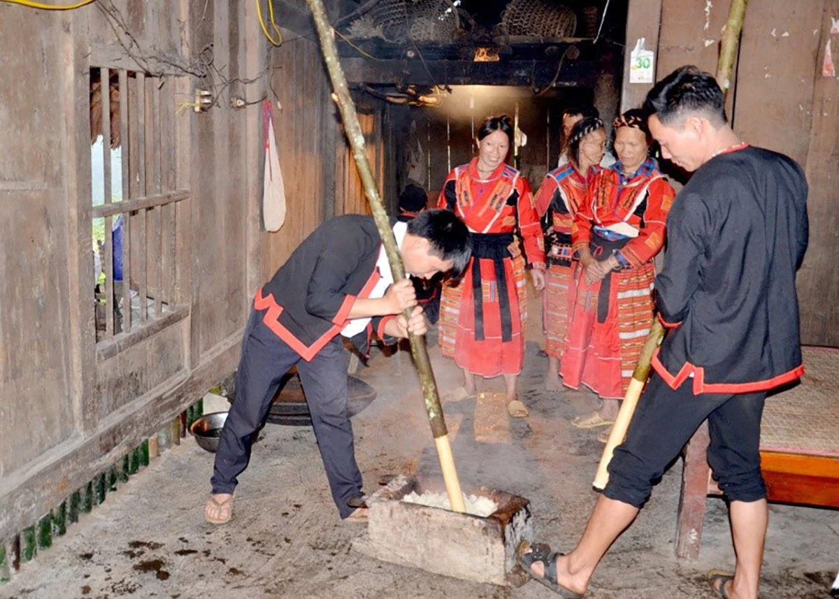 Đồng bào Pà Thẻn giã bánh dày để dâng lên tổ tiên trong Lễ cầu mùa 