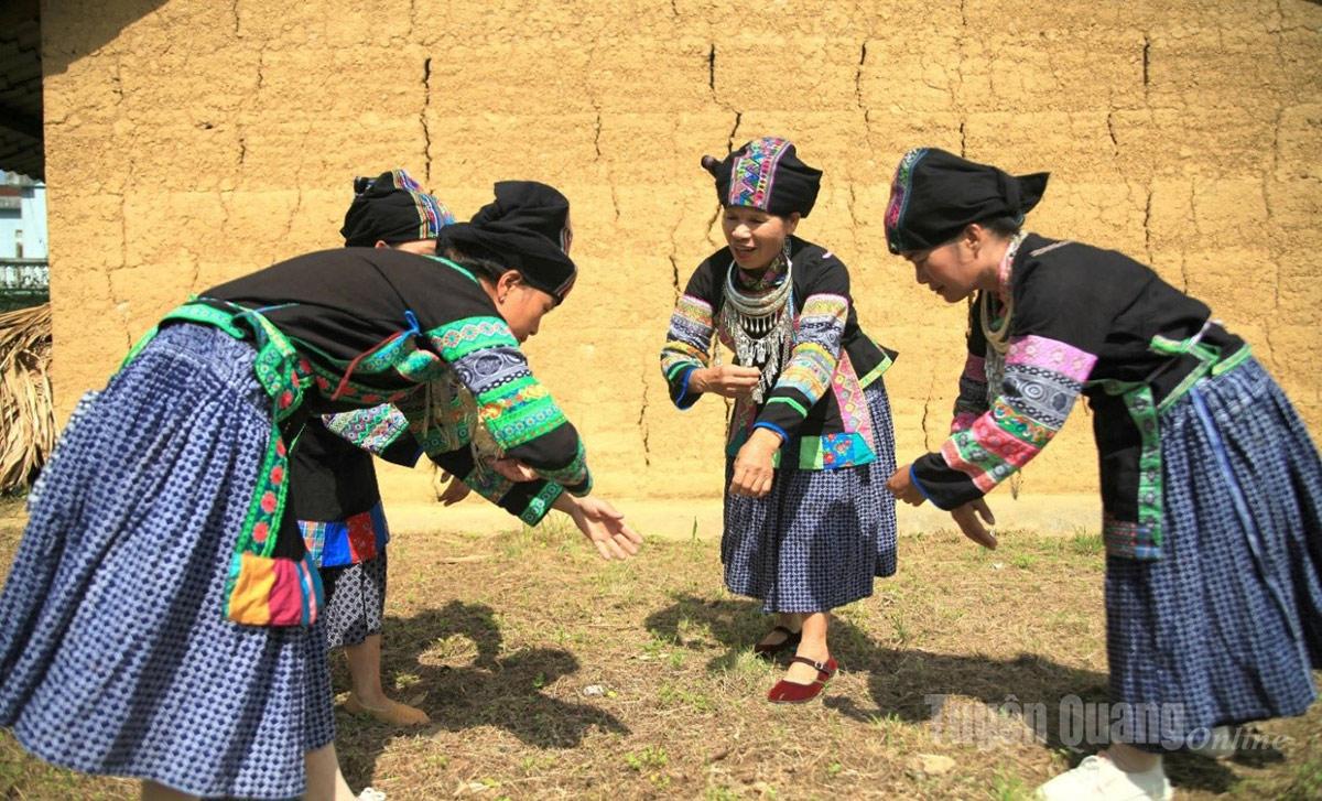 Di sản văn hóa phi vật thể Quốc gia -Dân ca Bố Y được bảo tồn trong cộng đồng.
